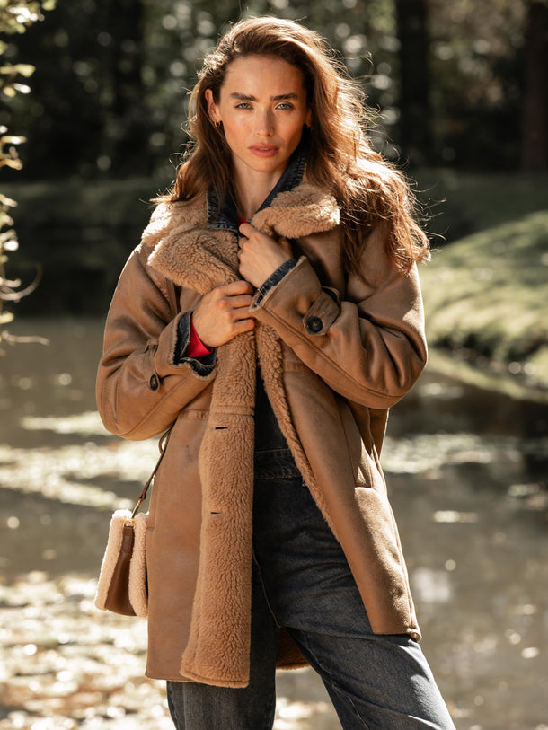 Product ABRIGO YLVA - Otter Detail:TANNIN FUR - Image 1