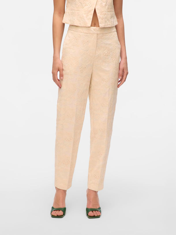 Product PANTALÓN CARROT ELINE-Cloud Dancer Detail:EMBROIDERY ANGLAIS AS OFFER CUT - Image 3