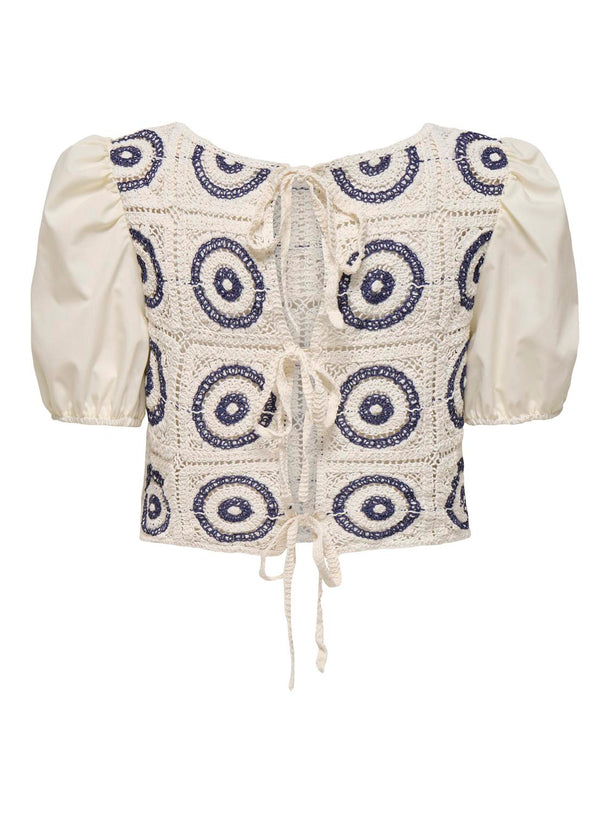 Product TOP BORDADO CON MANGA GLOBO CHARIS-Cloud Dancer Detail:Body lila flower (skipper blue) - Image 2