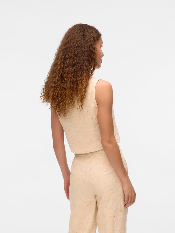 Product TOP SASTRERO DE PUNTILLÉ ELINE-Cloud Dancer Detail:EMBROIDERY ANGLAIS AS OFFER CUT - Image 3