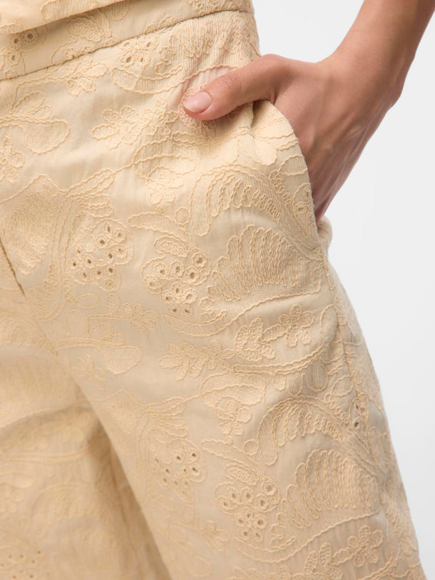 Product PANTALÓN CARROT ELINE-Cloud Dancer Detail:EMBROIDERY ANGLAIS AS OFFER CUT - Image 2
