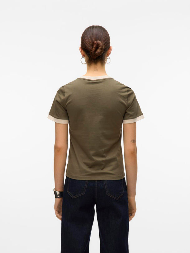 Product POLERA REGULAR ALIA-Grape Leaf Detail:BIRCH CONTRAST - LONDON - Image 3