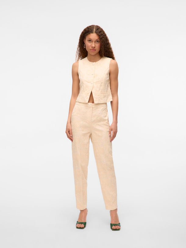 Product TOP SASTRERO DE PUNTILLÉ ELINE-Cloud Dancer Detail:EMBROIDERY ANGLAIS AS OFFER CUT - Image 2